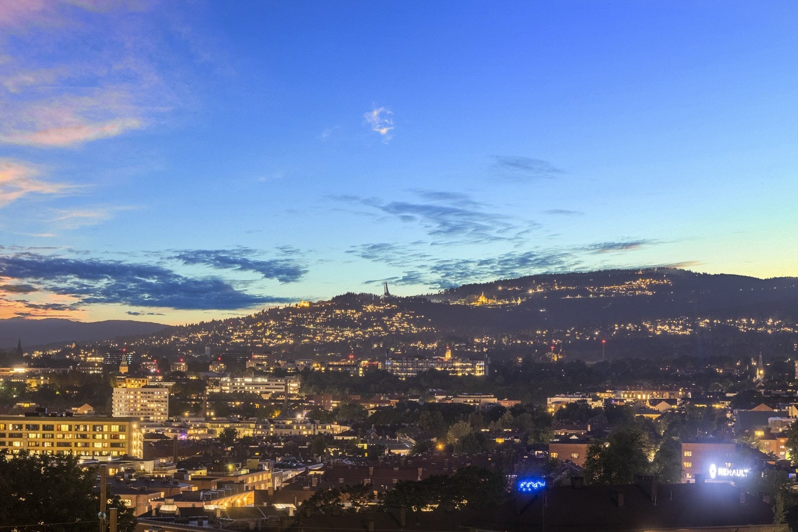 Den spektakulære utsikten blir en del av interiøret med de store vinduene Galleribilde