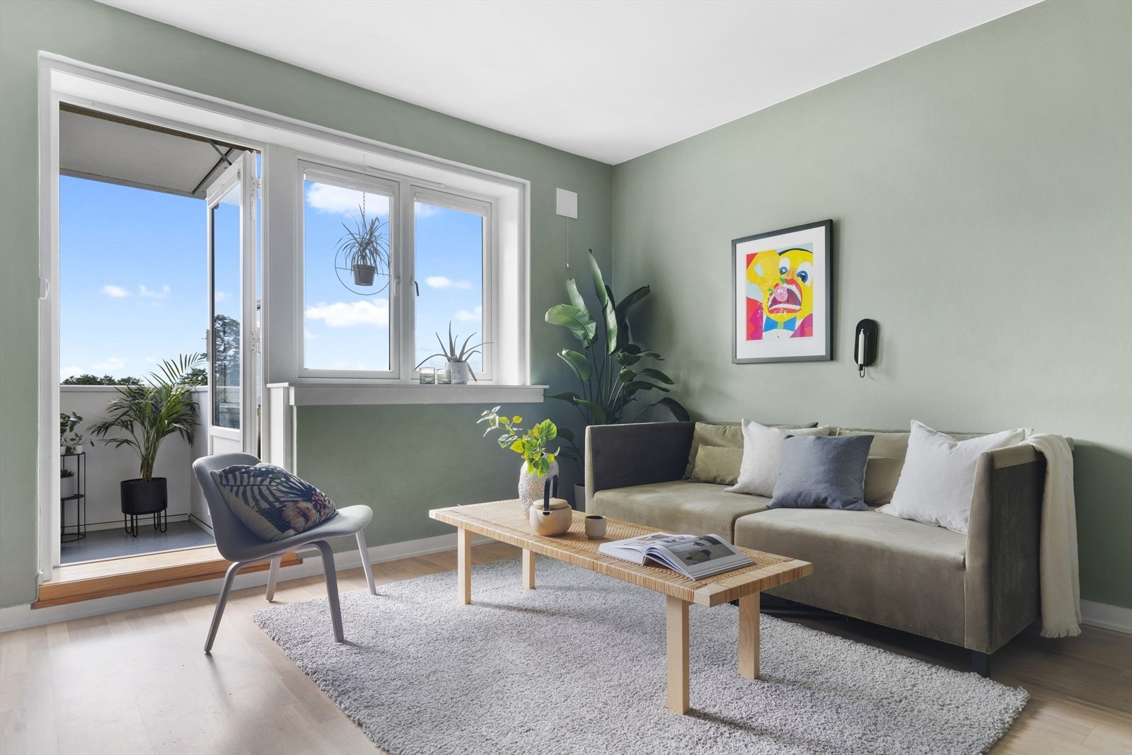 Lun stue med stemningsfull og nyere peisovn, plass til ordentlig hyggelig spisestue, samt utgang til balkongen Galleribilde