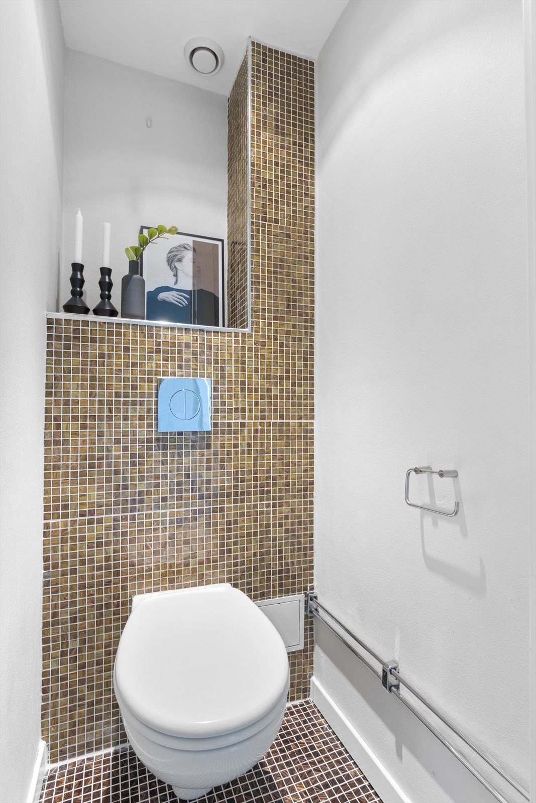 Separat wc med moderne mosaikkfliser. Galleribilde