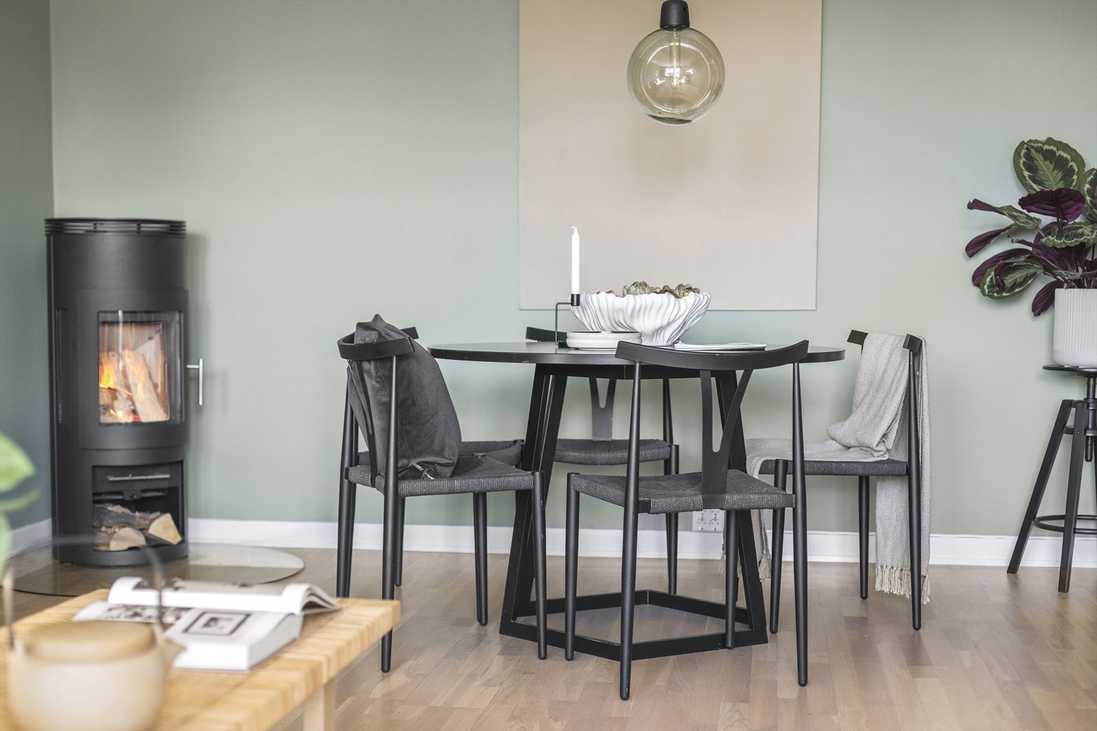 Ordentlig hyggelig spiseplass ved peisovnen Galleribilde