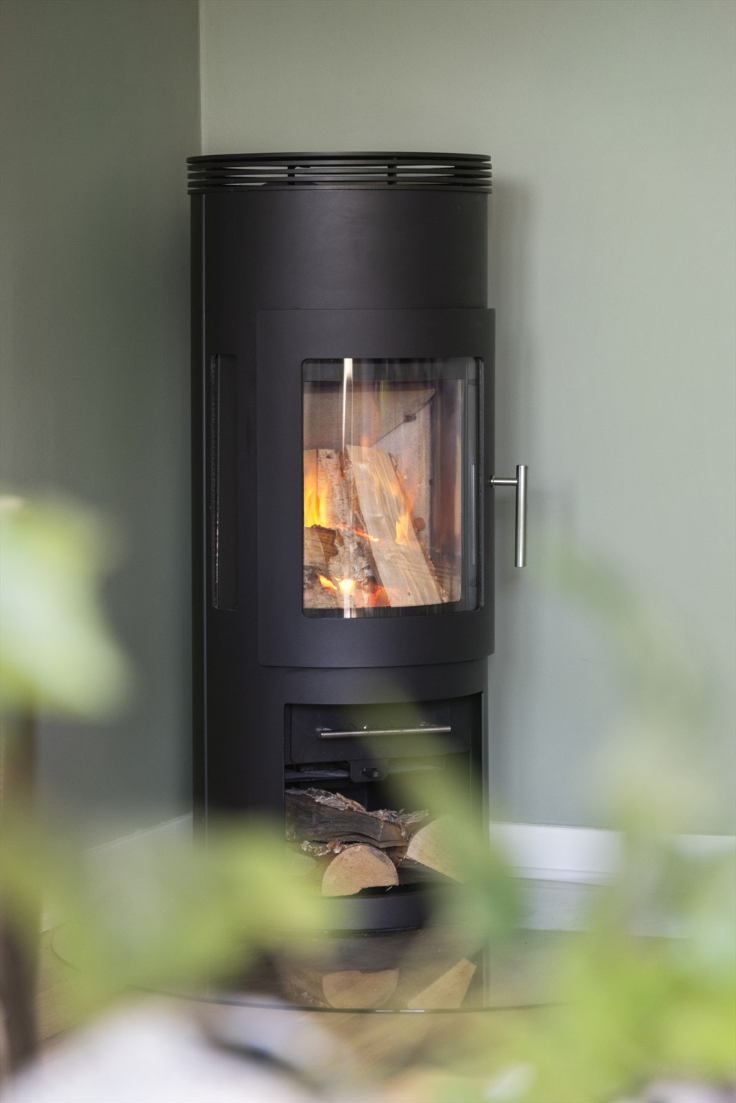 Nyere og stemningsfull peisovn Galleribilde