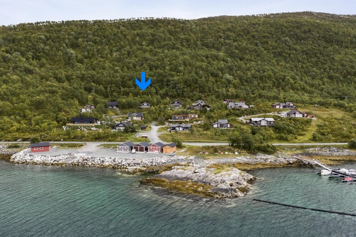 Eiendommen ligger idyllisk til i et rolig boligområde med sjøen