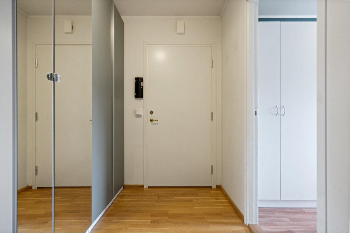 Lys entre med stor skyvedørsgarderobe