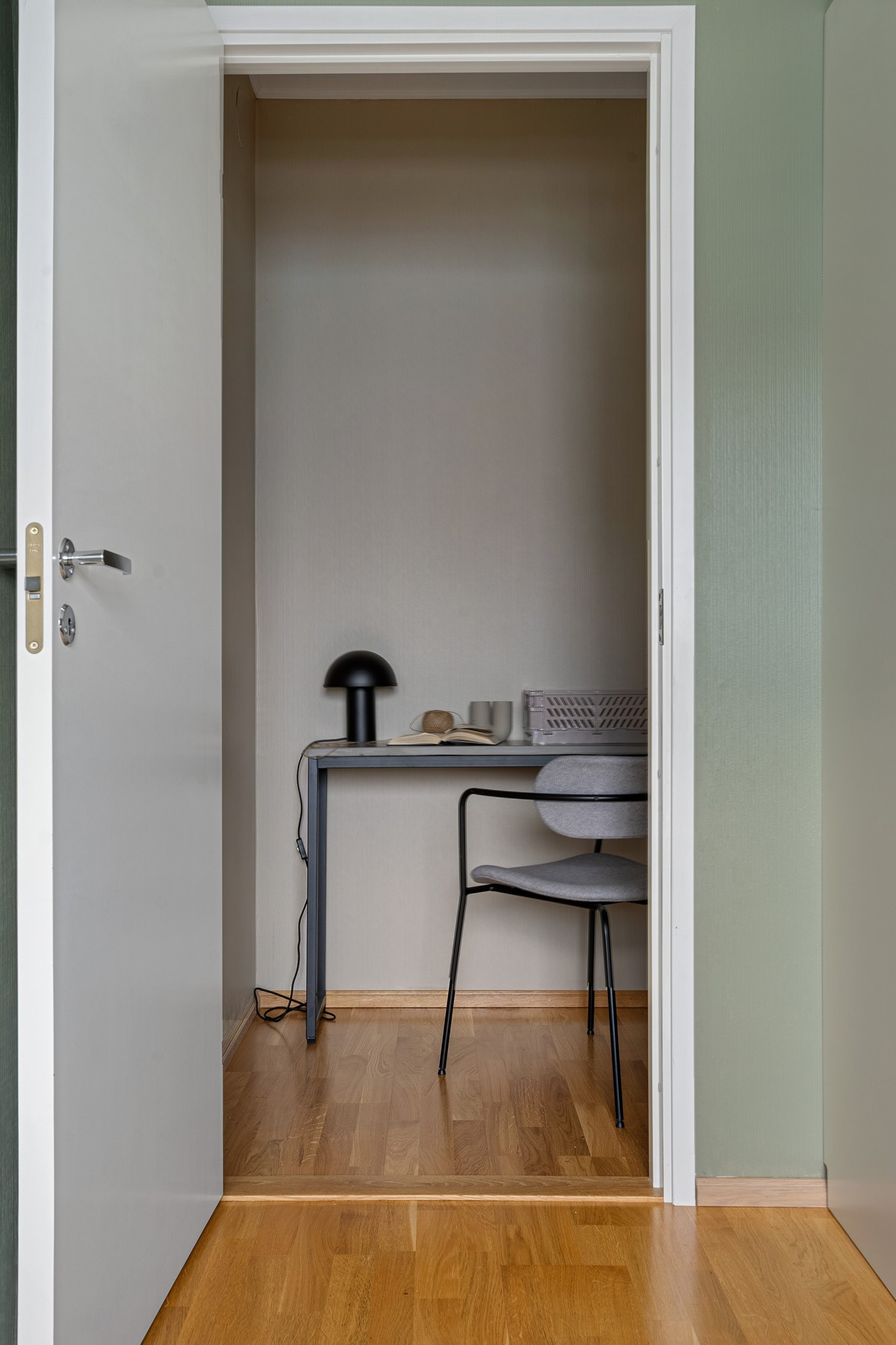 På soverom 2 er det et rom som kan brukes som kontor eller walk in closet
