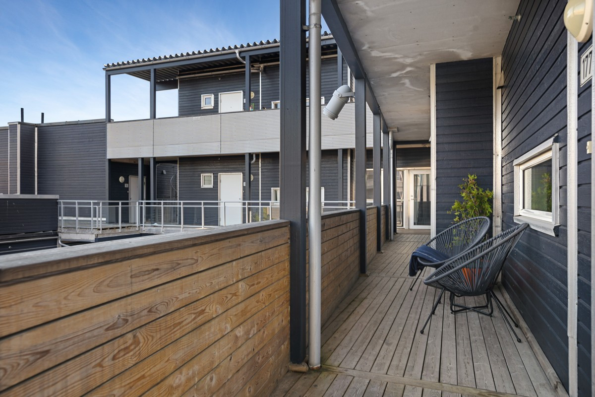 Svalgangen kan fint benyttes som en liten terrasse. Meget gode solforhold på ettermiddag og kveld.