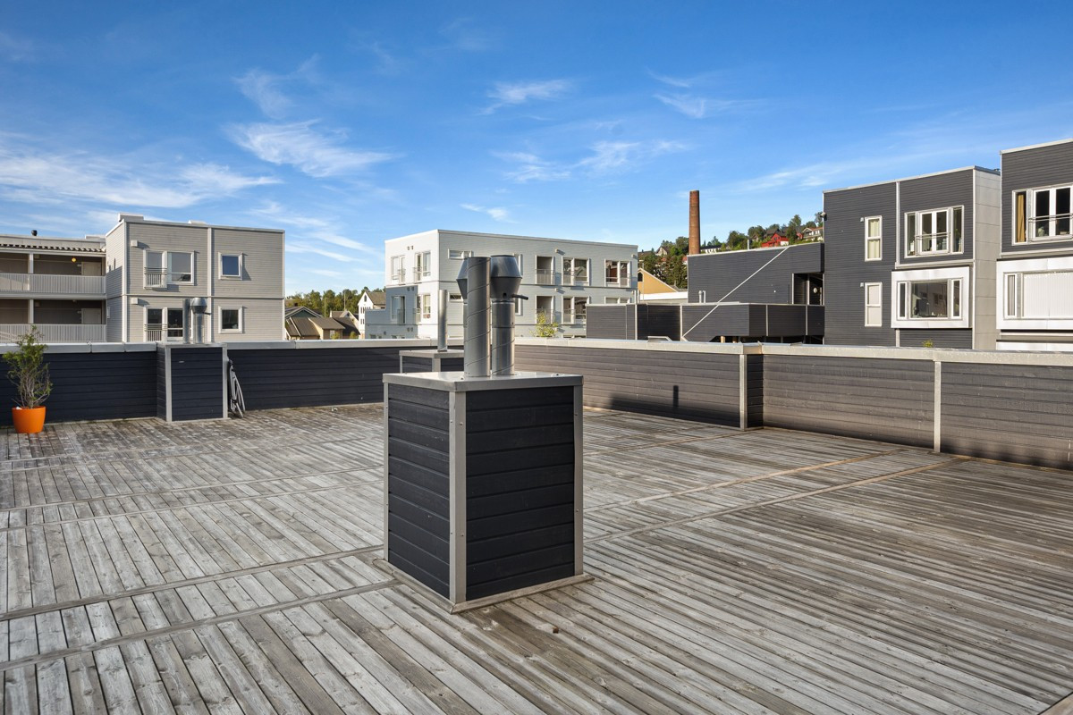 Felles takterrasse med utemøbler.