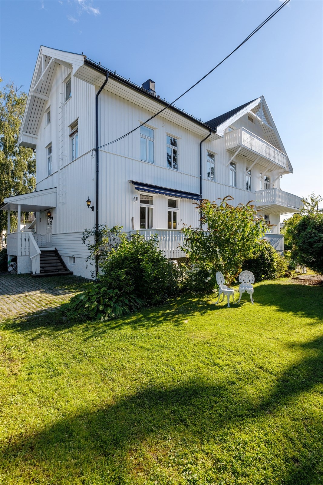 Velkommen til en lys og arealeffektiv loftsleilighet, beliggende i en ærverdig sveitservilla. Galleribilde