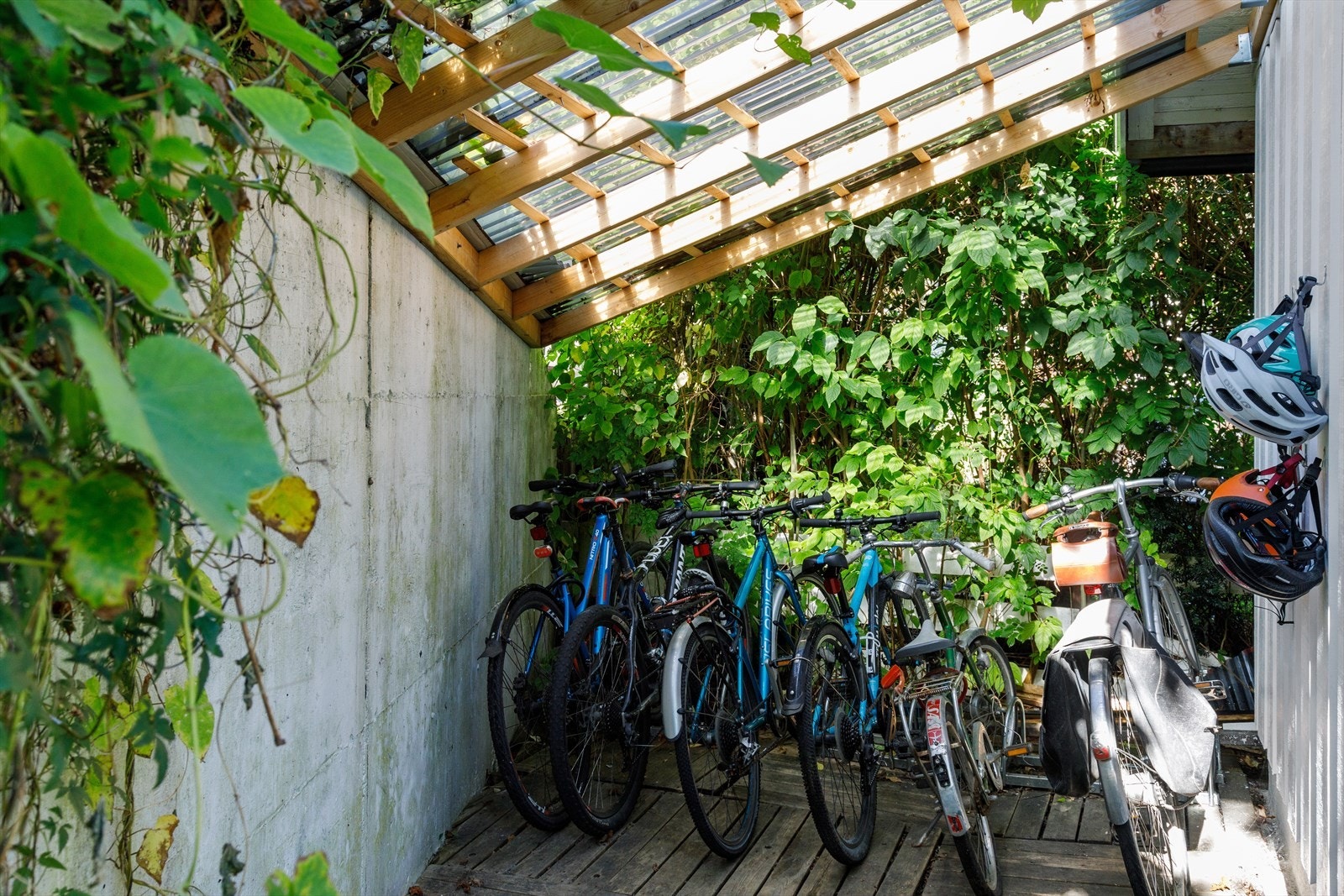 Felles sykkelskur på tomten. Galleribilde