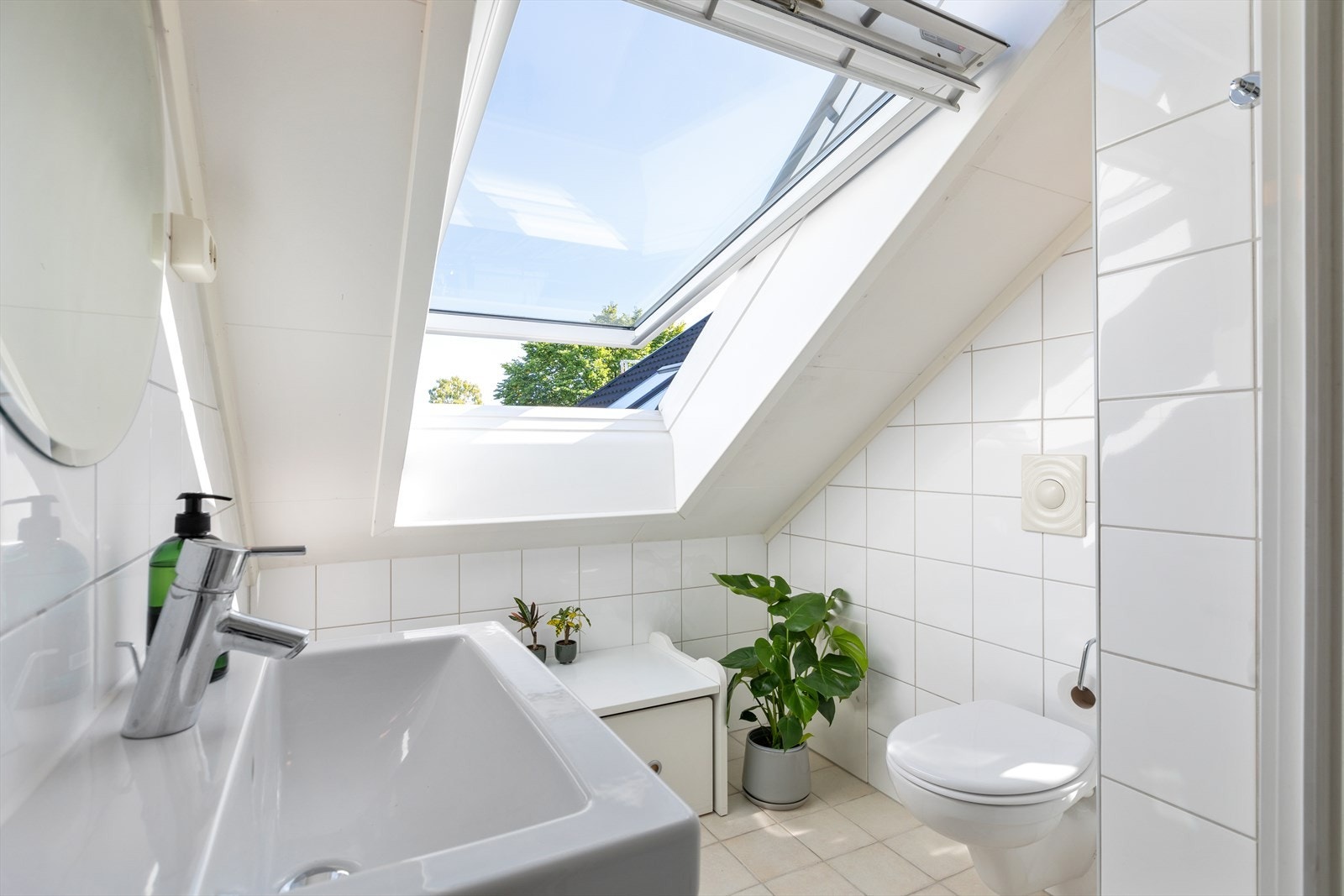 Pent bad med flislagte vegger og gulv, samt varmekabler. Galleribilde