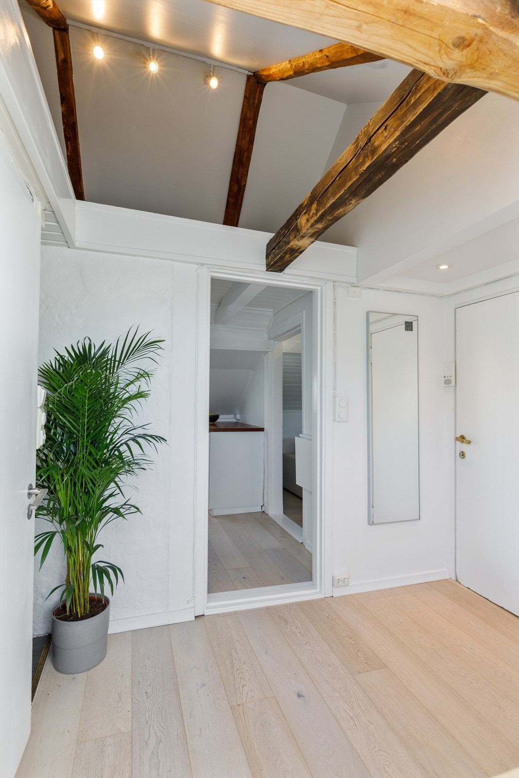 På motsatt side av rommet er leilighetens andre hems, denne på 4,5 kvm. Galleribilde