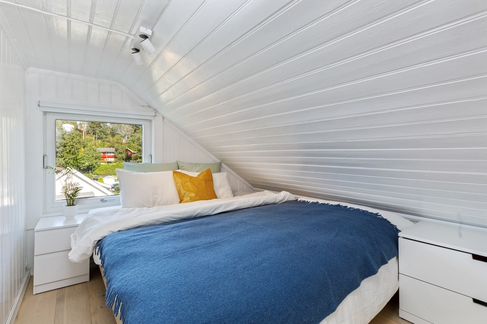 Disponibelt rom/soverom med plass til dobbeltseng og kommoder. Galleribilde