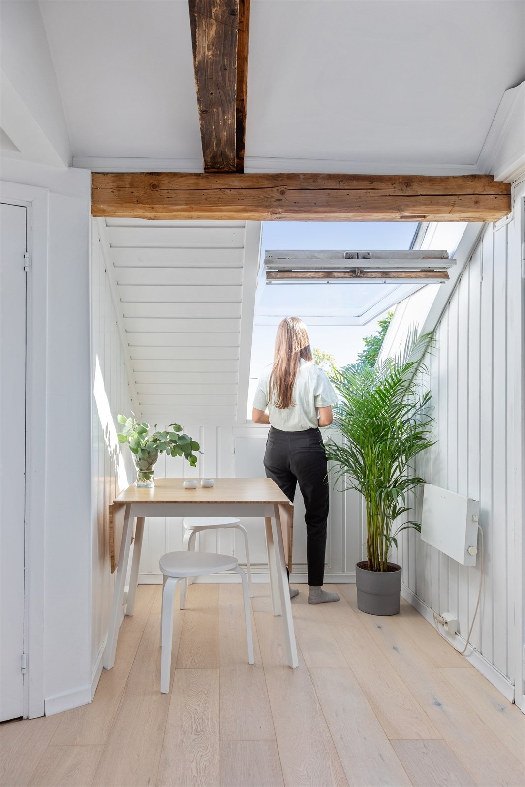 Kott for ekstra oppbevaring under skråveggen innerst i rommet. Galleribilde