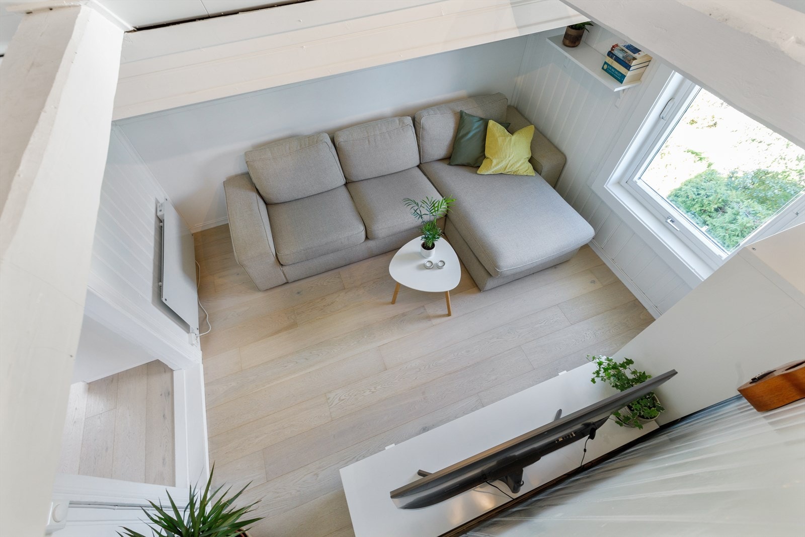 Leiligheten har særpreg med takbjelker og takvinduer i flere av rommene. Galleribilde