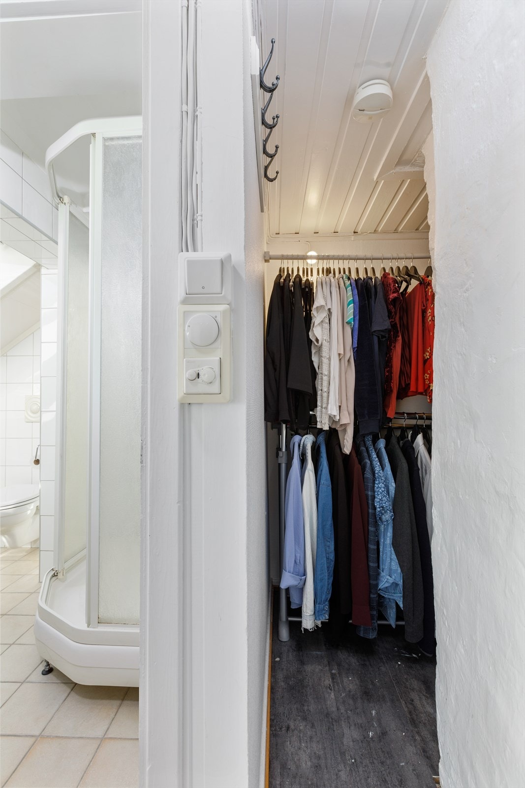 Smart kott i entréen med gode oppbevaringsmuligheter. Galleribilde