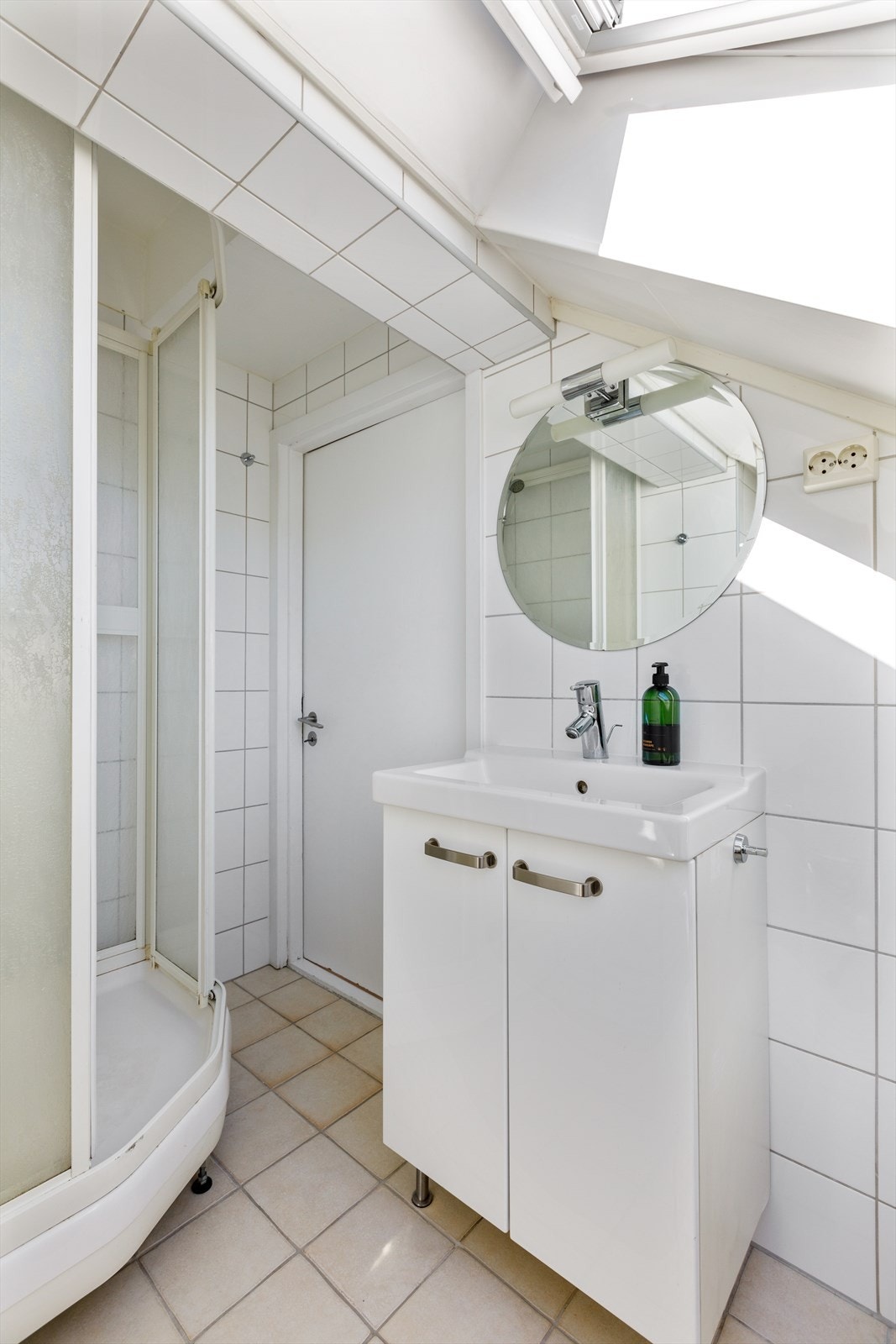 På badet har du vegghengt wc, servantskap og dusjkabinett. Egen vaskemaskin og tørketrommel i kjelleren. Galleribilde