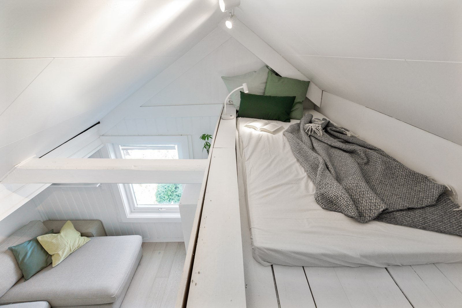 Hemsen i stuen er på ca 3 kvm. Perfekt for å slappe av eller som gjesteovernatting. Galleribilde