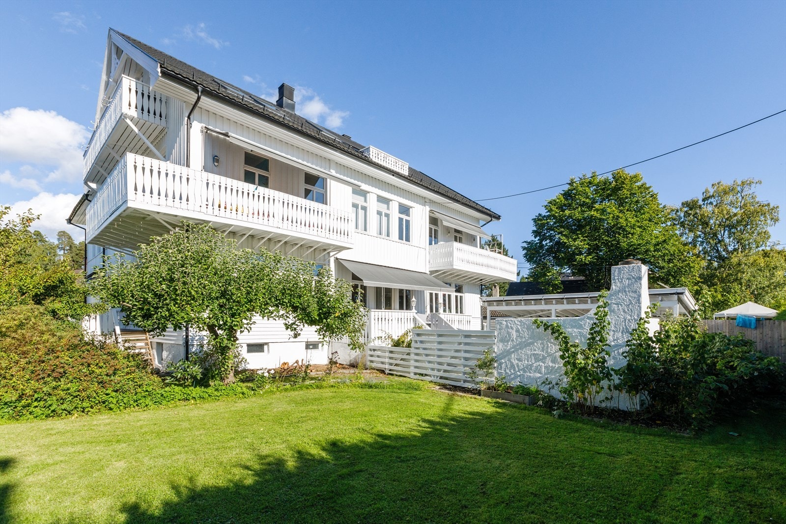 Felleshagen er svært pent opparbeidet med beplantning, frukttrær og flere sittegrupper. Galleribilde