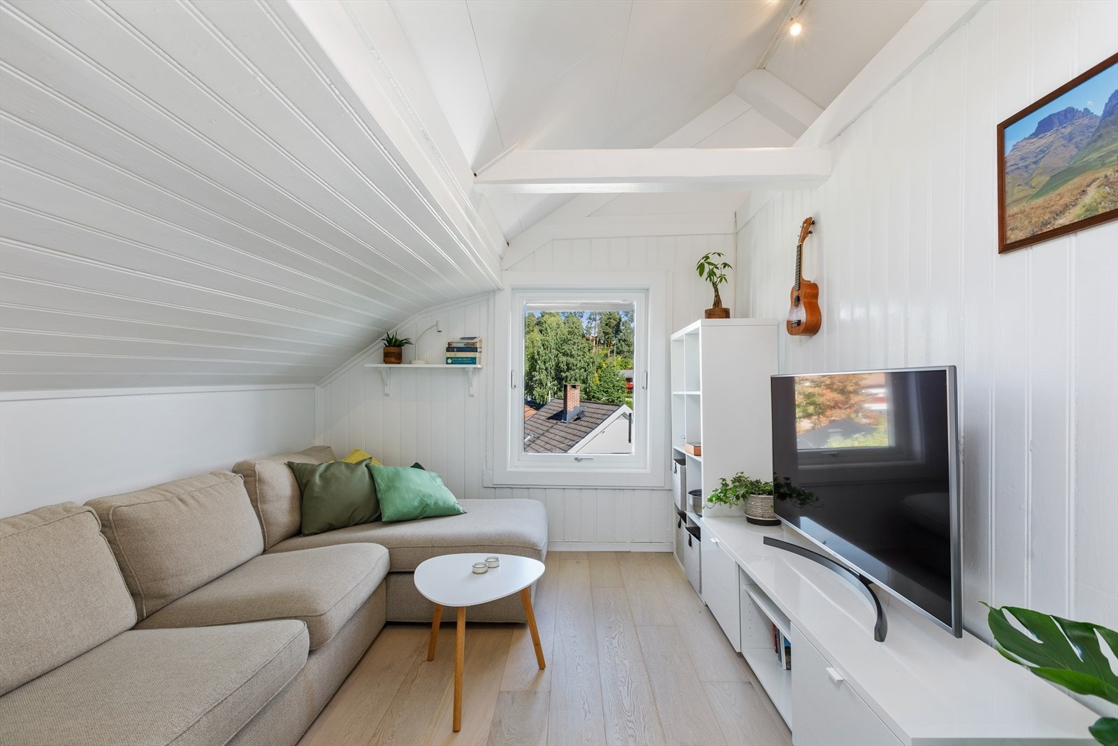 Lys og innbydende stue med god plass til stor sofa. Galleribilde