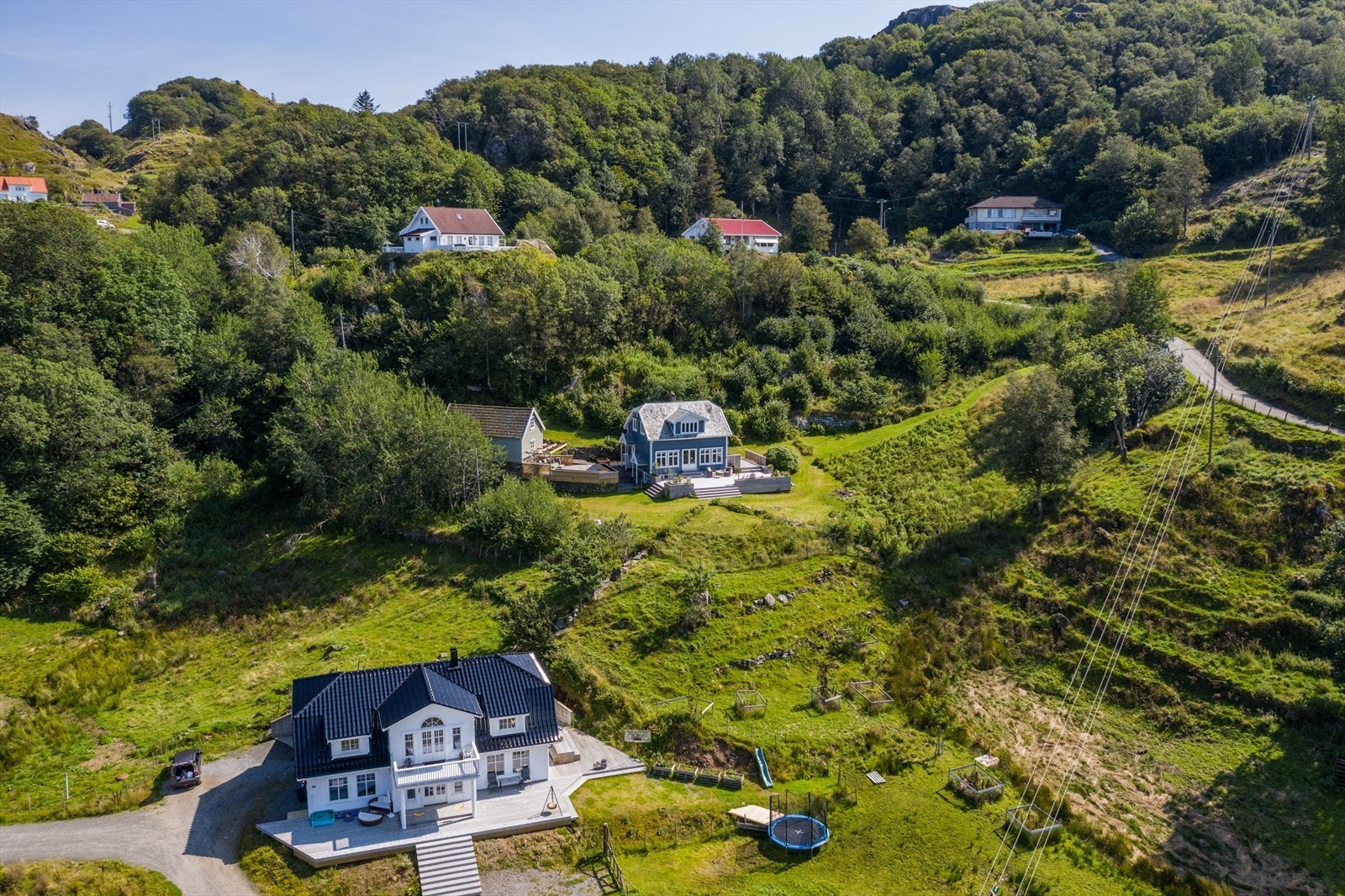 Boligen ligger landlig til med gode solforhold! Galleribilde