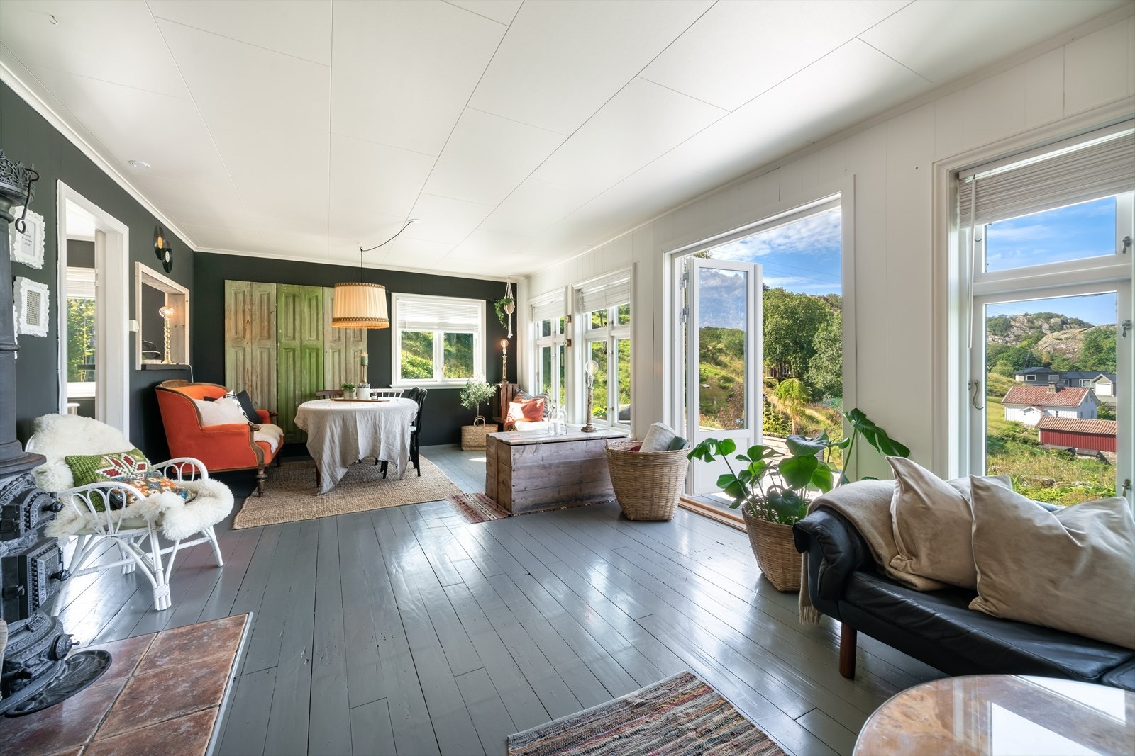 Dobbeltfløyet verandadør ut til veranda og hage! Galleribilde
