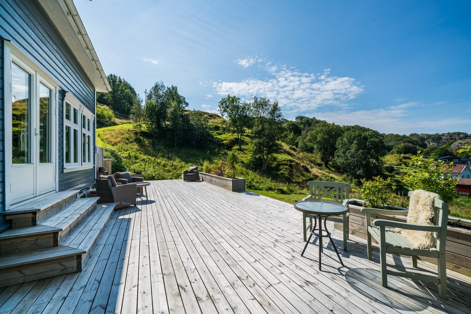 På den store terrassen har du rikelig med plass til både grill og hagemøbler. Galleribilde