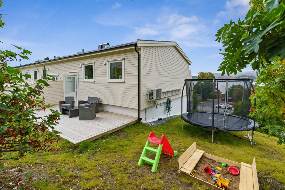 Stor hage med god plass til lekeapparater