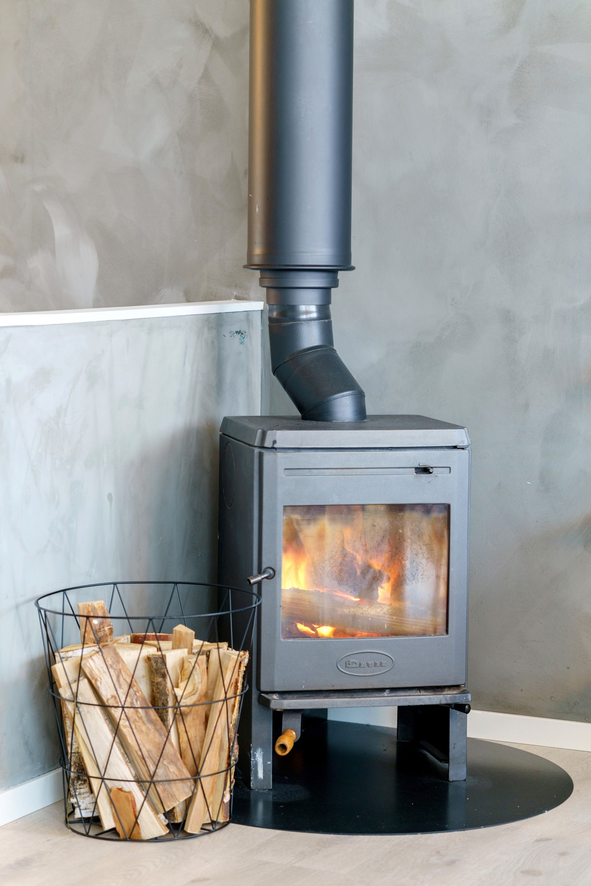 Vedfyring gir varme og hygge på kalde dager
