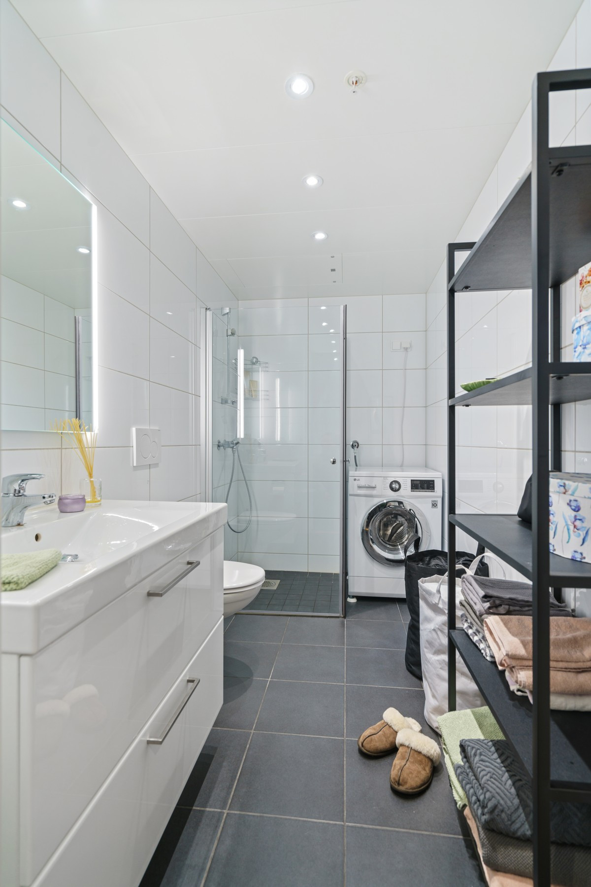Badet er utstyrt med dusjhjørne, toalett og servant