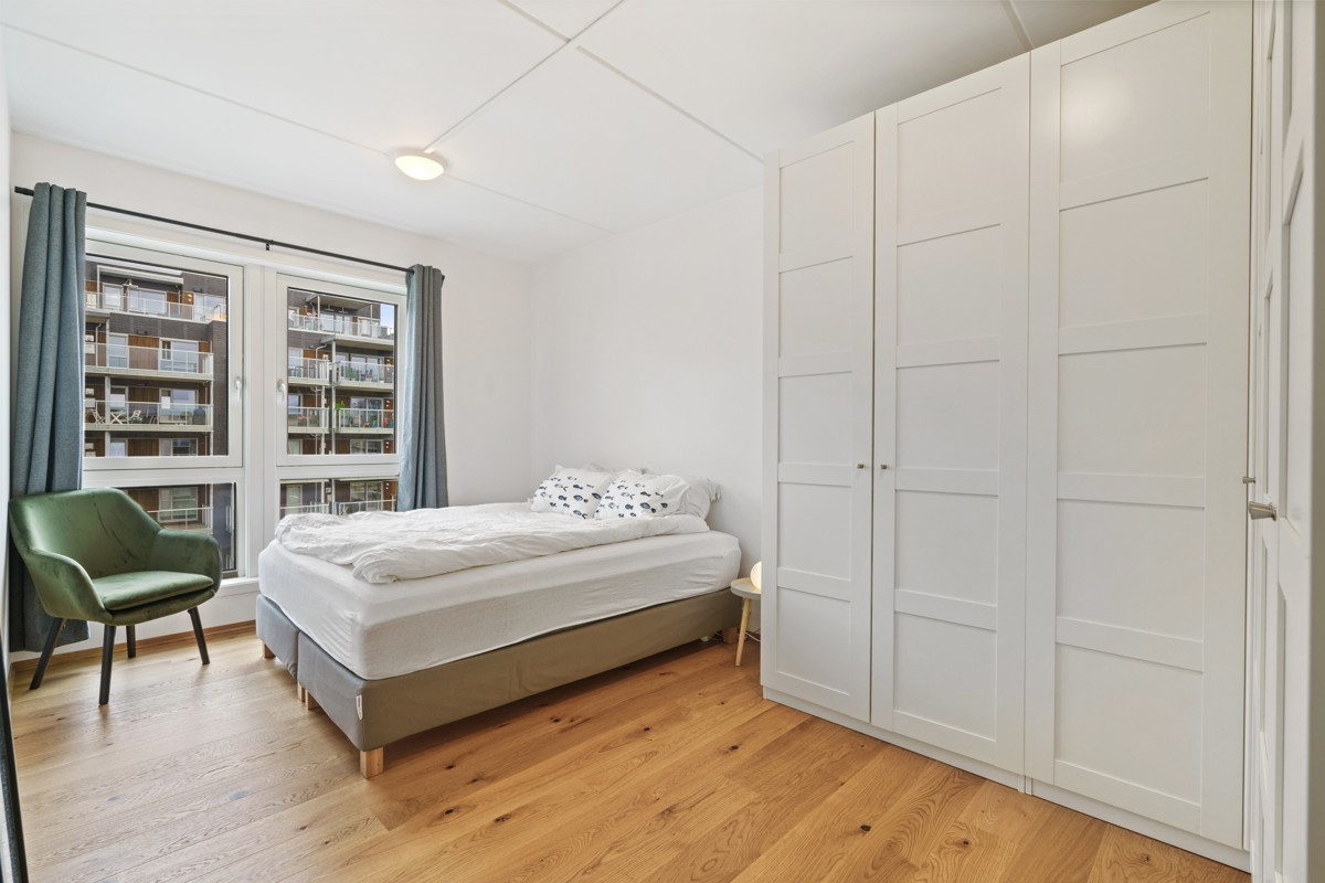 Soverom 1/2 - Hovedsoverom med plass til stor seng og oppbevaringsmøbel