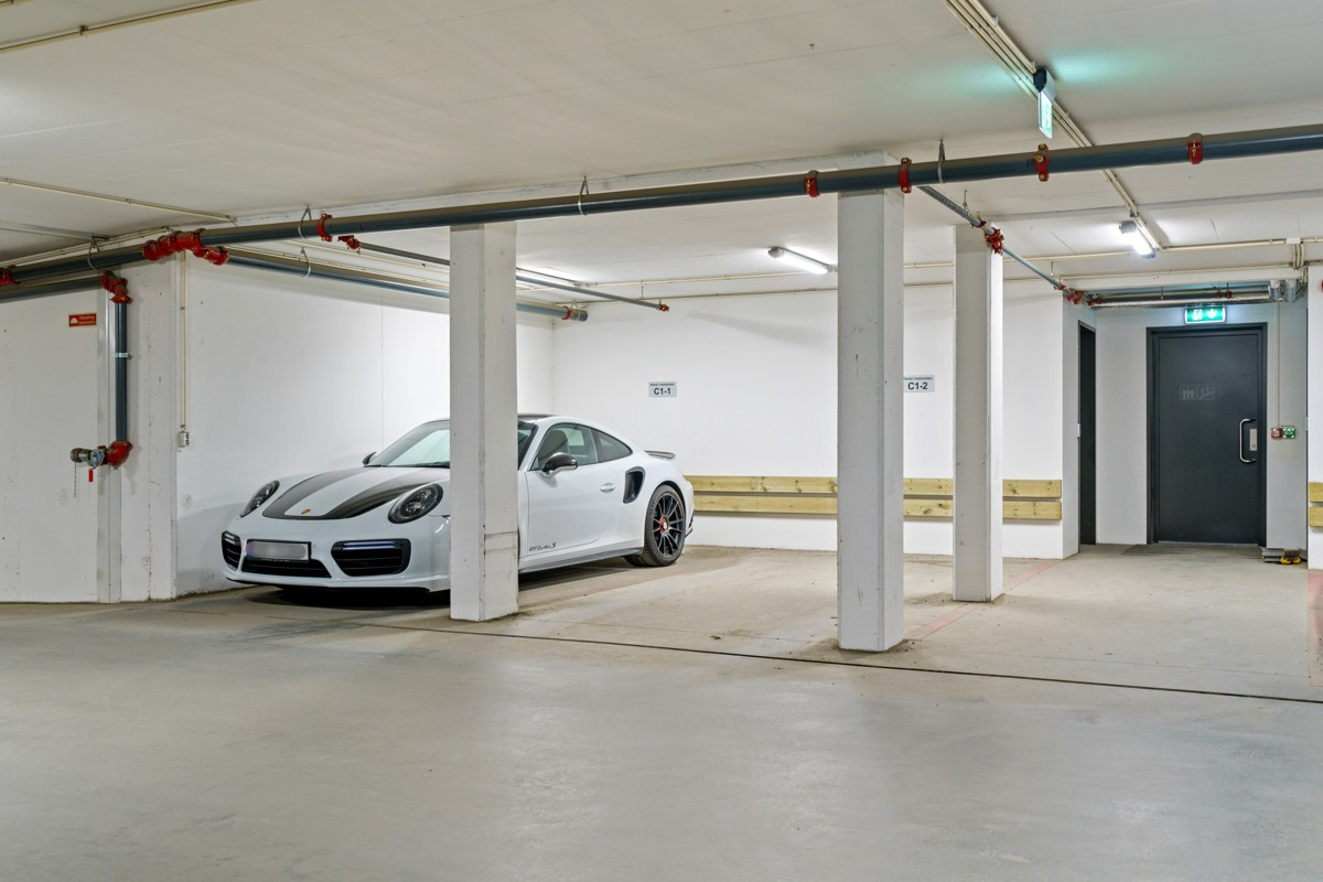 Fast parkering i underjordisk garasjeanlegg - Enkel adkomst til denne fra heis.