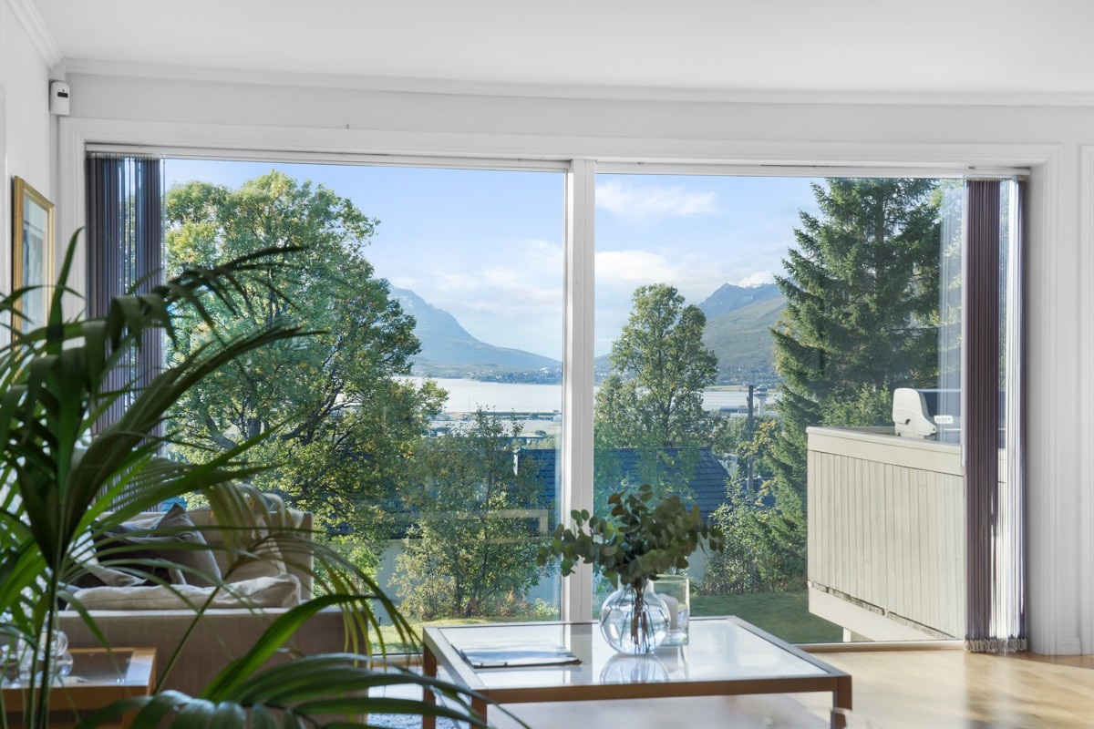 Her har du fantastisk utsikt mot sjøen og Kvaløya fra stuevinduet