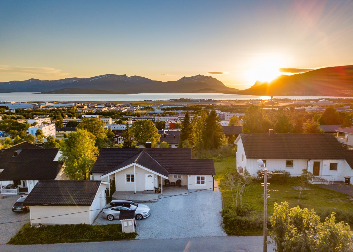 Garasje med en biloppstillingplass - det er også parkeringsmuligheter på eiendommen.