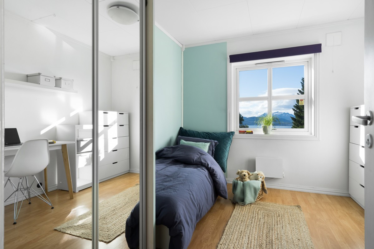 Soverom 3 har plass til seng og oppbevaringsmøbel - her er det også en praktisk skyvedørsgarderobe