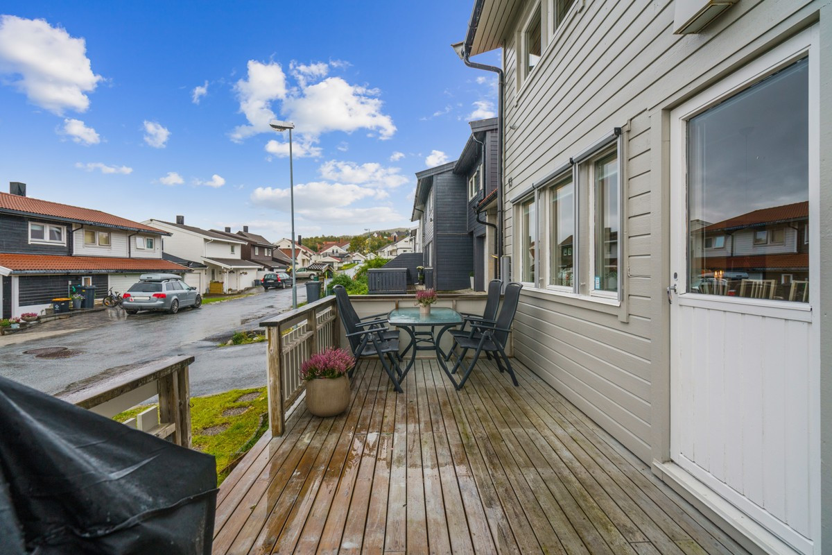 Fra stuen er det utgang til nordvestvendt veranda på 16 kvm