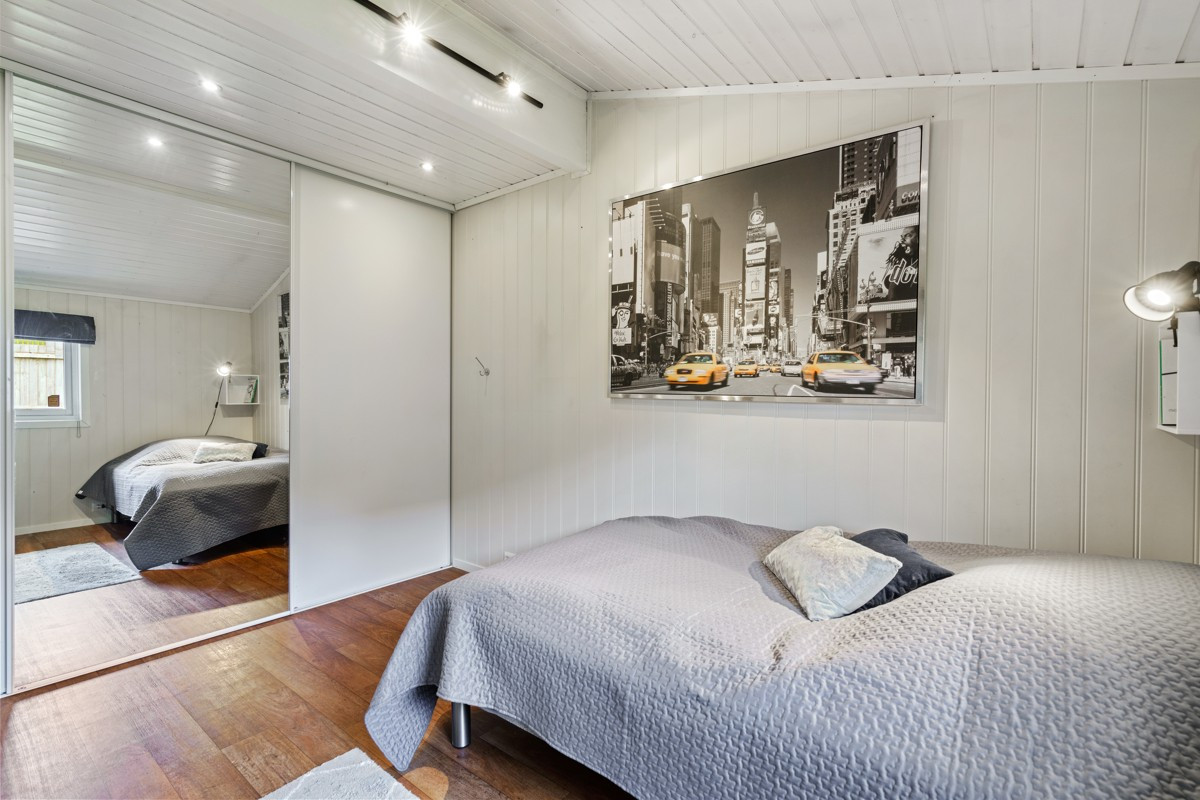 Her finner en praktisk skyvedørsgarderobe