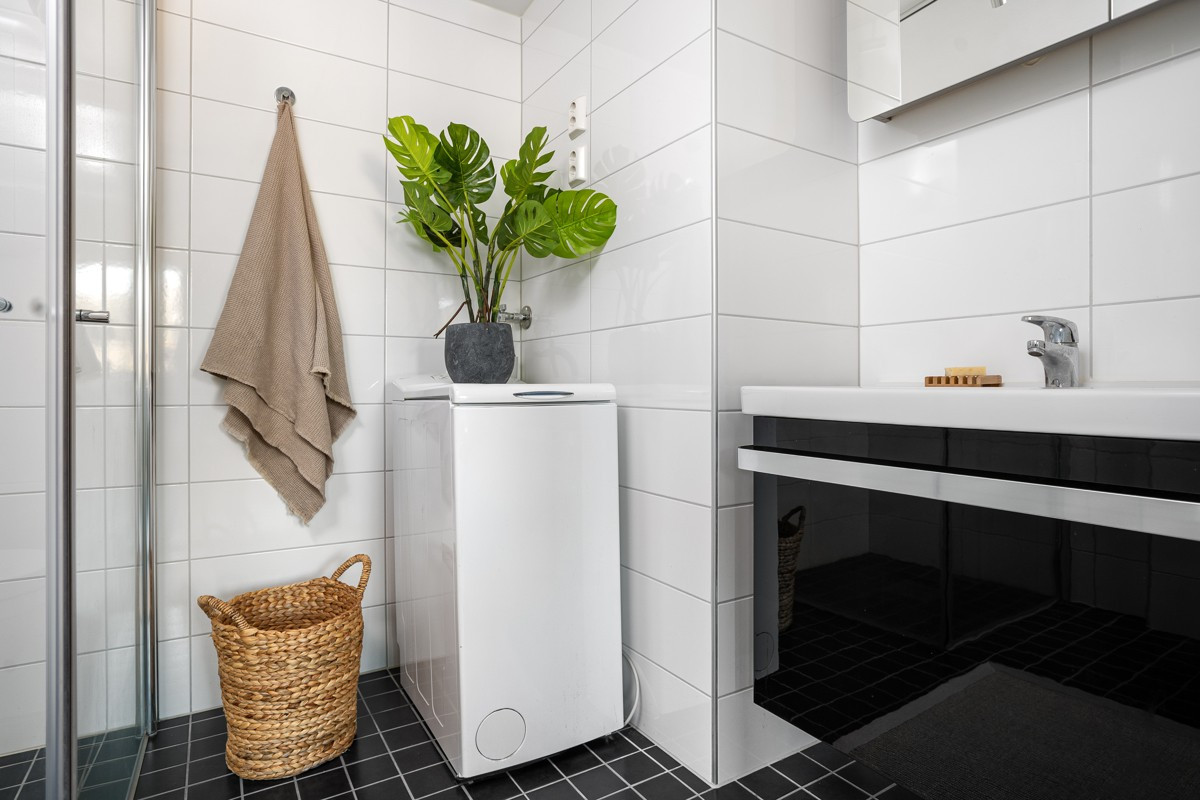 Badet er komplett flislagt med varmekabler i gulv