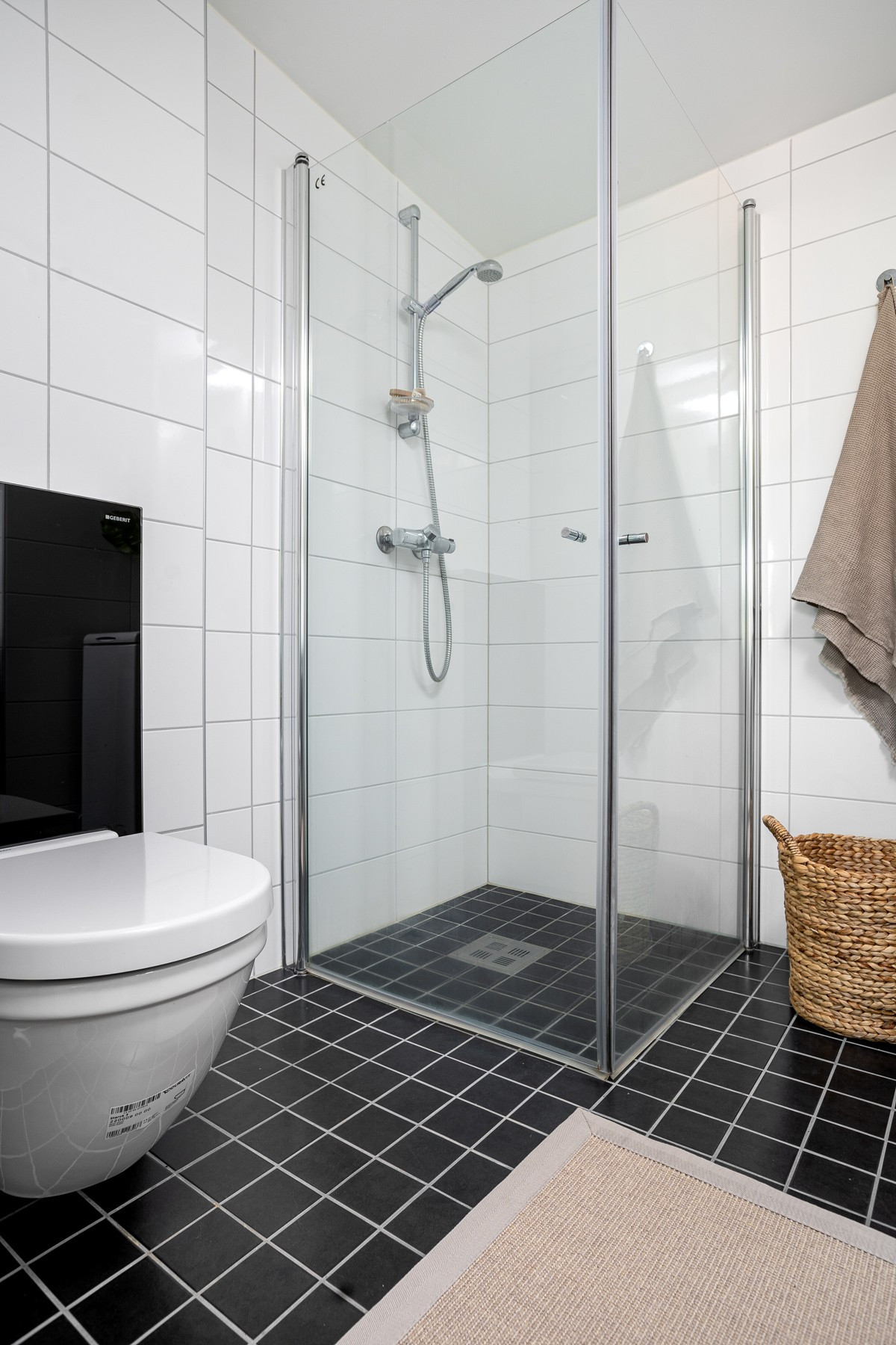 Badet er utstyrt med dusjhjørne, servant og vegghengt toalett