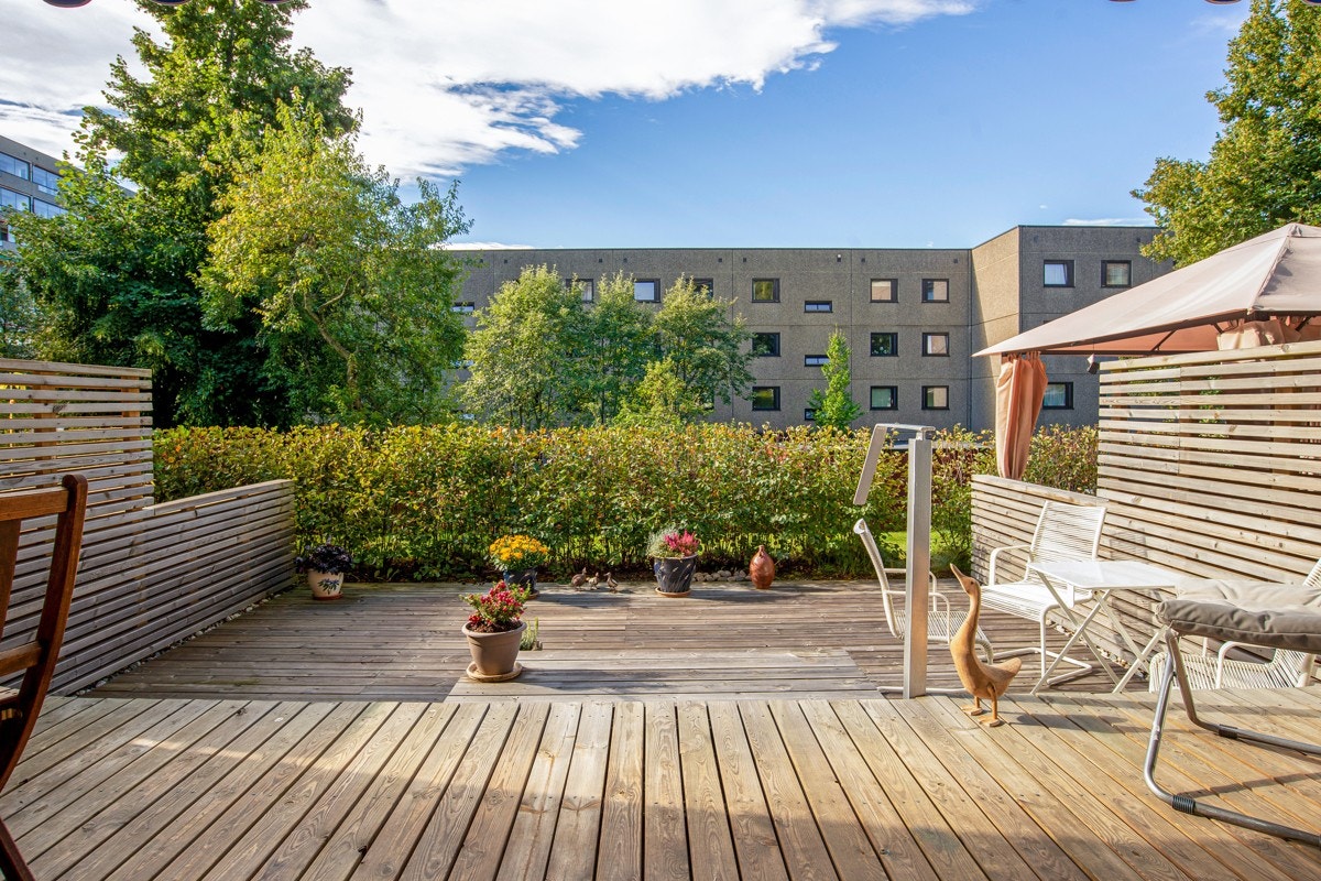 Flotte solforhold på stor - ca. 34 kvm. - sørvestv. terrasse. God plass til både spisegruppe, grill og lounge. Galleribilde