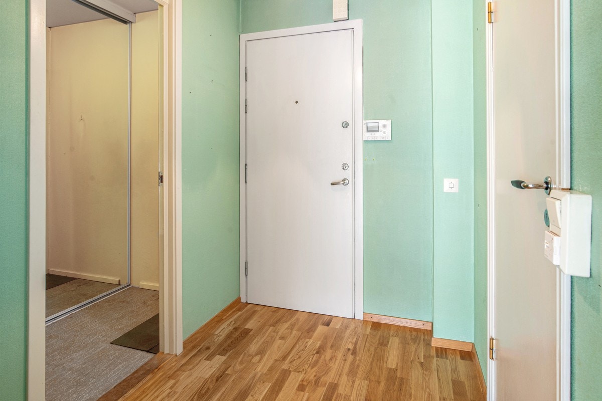 Entré med walk-in garderobe og videocalling Galleribilde