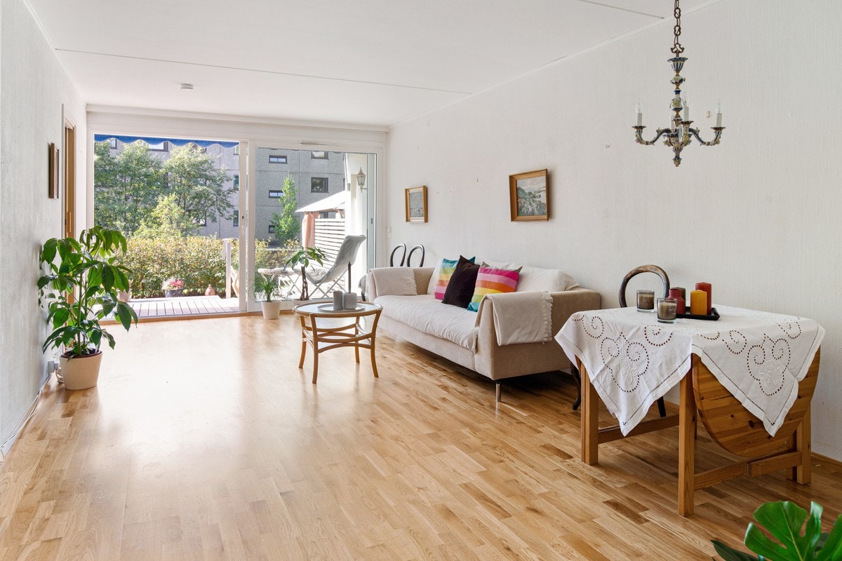 Stue - fin plass til både sofagruppe og spisebord Galleribilde