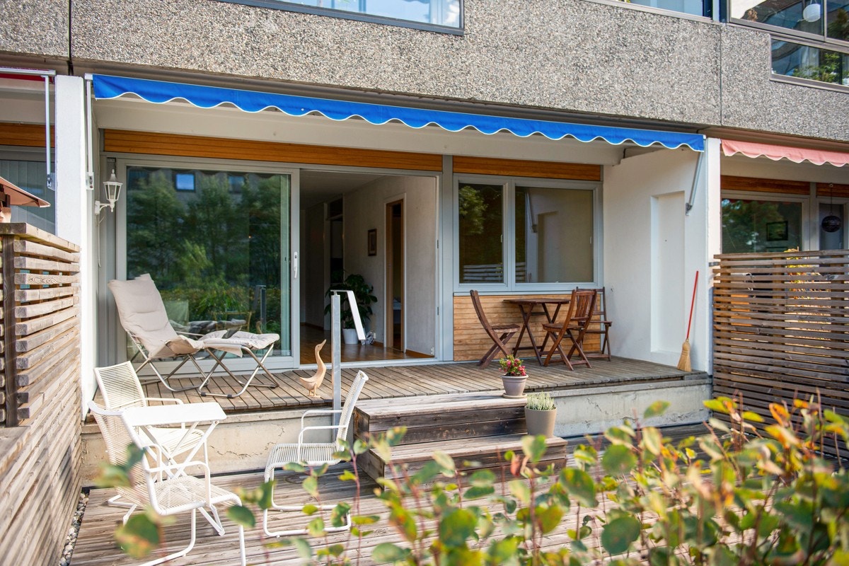 Sjenerøs markterrasse/platting med glitrende solforhold. Galleribilde