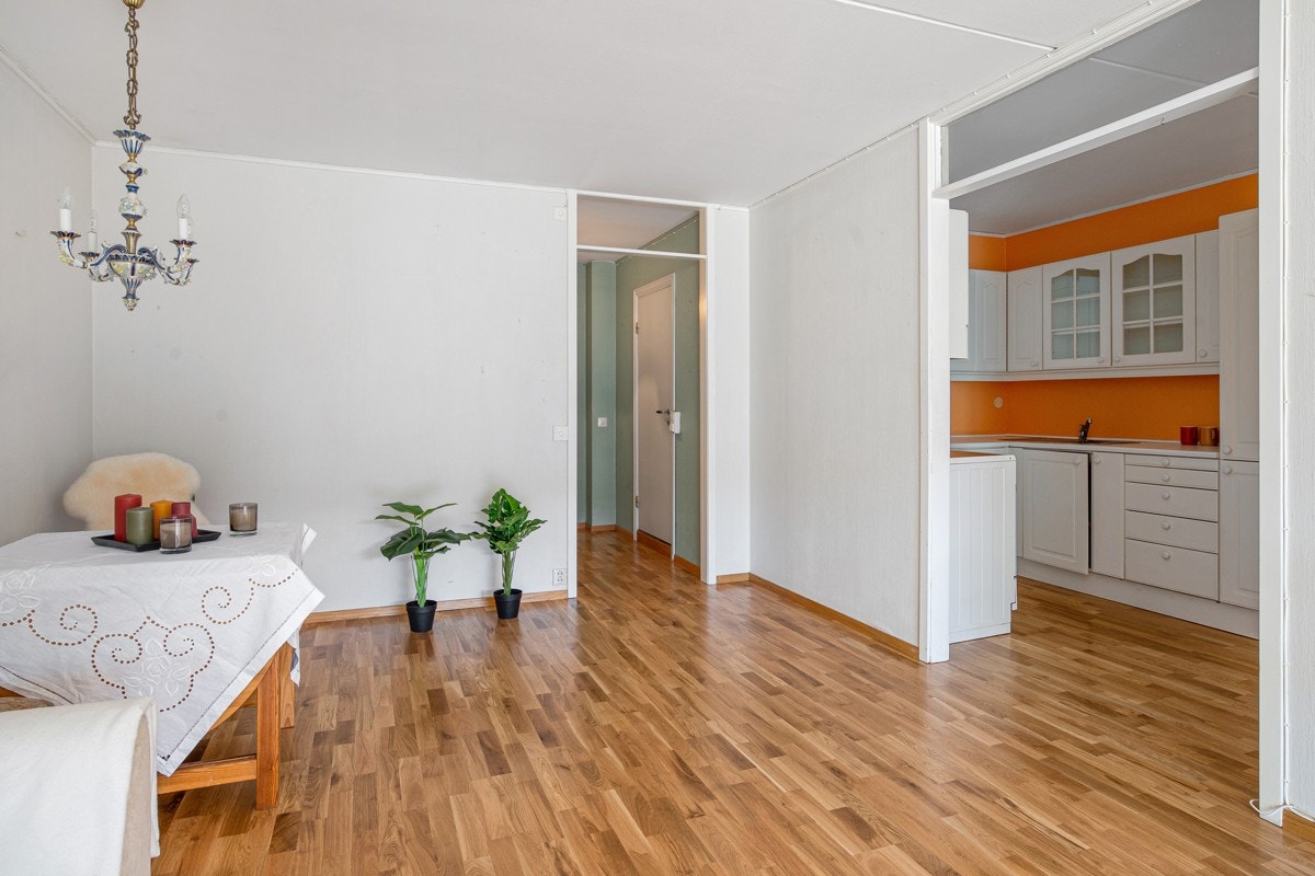 Stue med halvåpen kjøkkenløsning. Mulig å åpne opp for en mer moderne løsning (lettvegger). Galleribilde