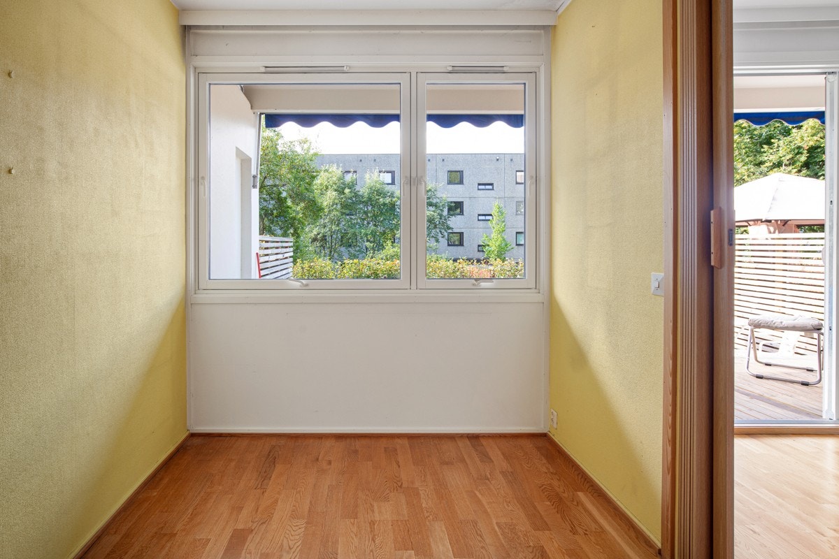 Soverom - rolig og usjenert ut mot egen uteplass/platting. Plass til kontorpult. Galleribilde