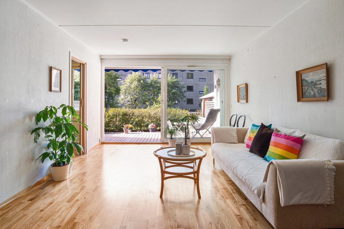 Rommelig stue med gulv-til-tak sørvestvendt lysflate (doble vinduer/skyvedør fra 2007) Galleribilde