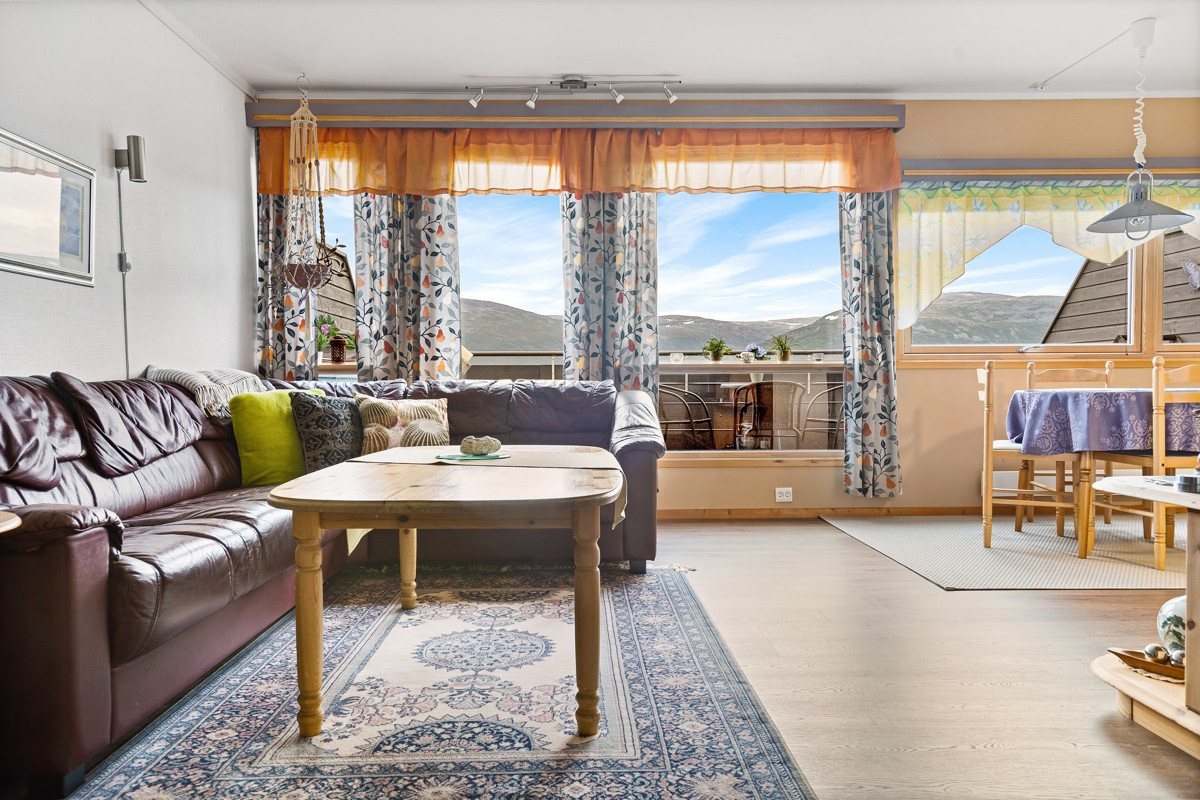 Fra stue er det utgang til sørvendt veranda med en nydelig utsikt!