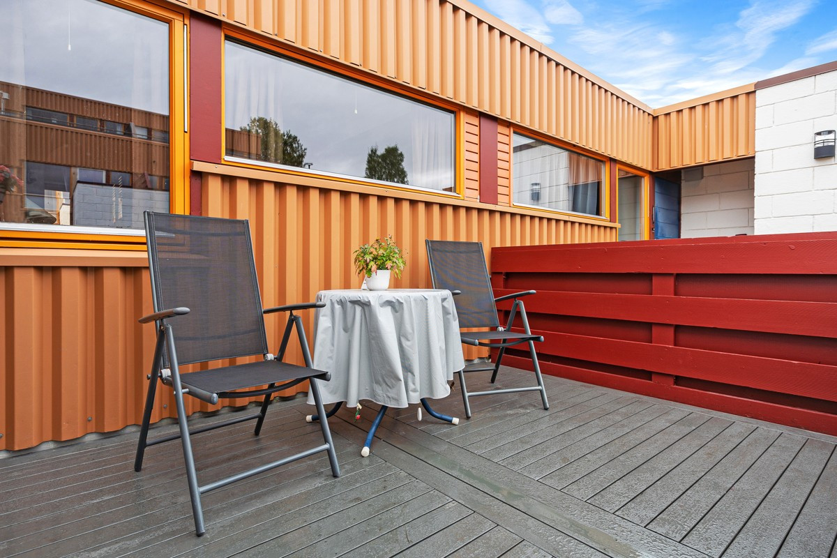 Ved inngangspartiet er det platting med plass til sitteplass hvor du kan nyte morgenkaffen