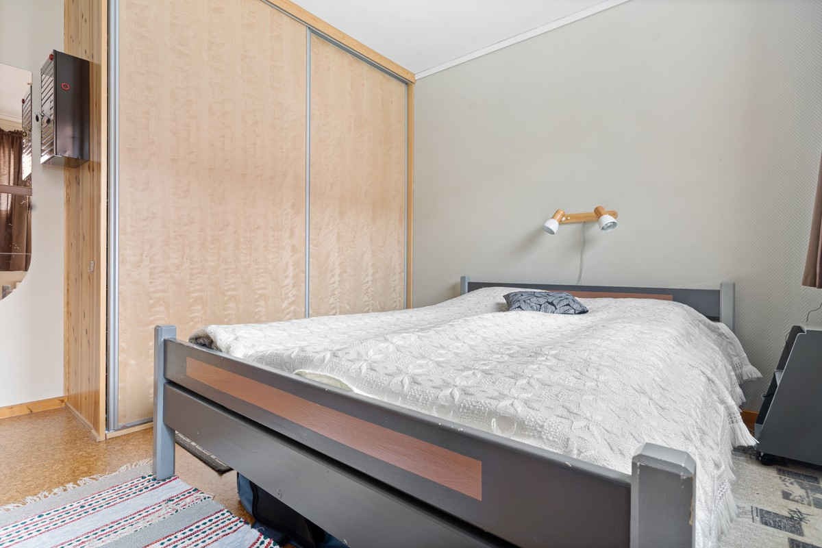 Skyvedørsgarderobe på soverommet med god plass til oppbevaring