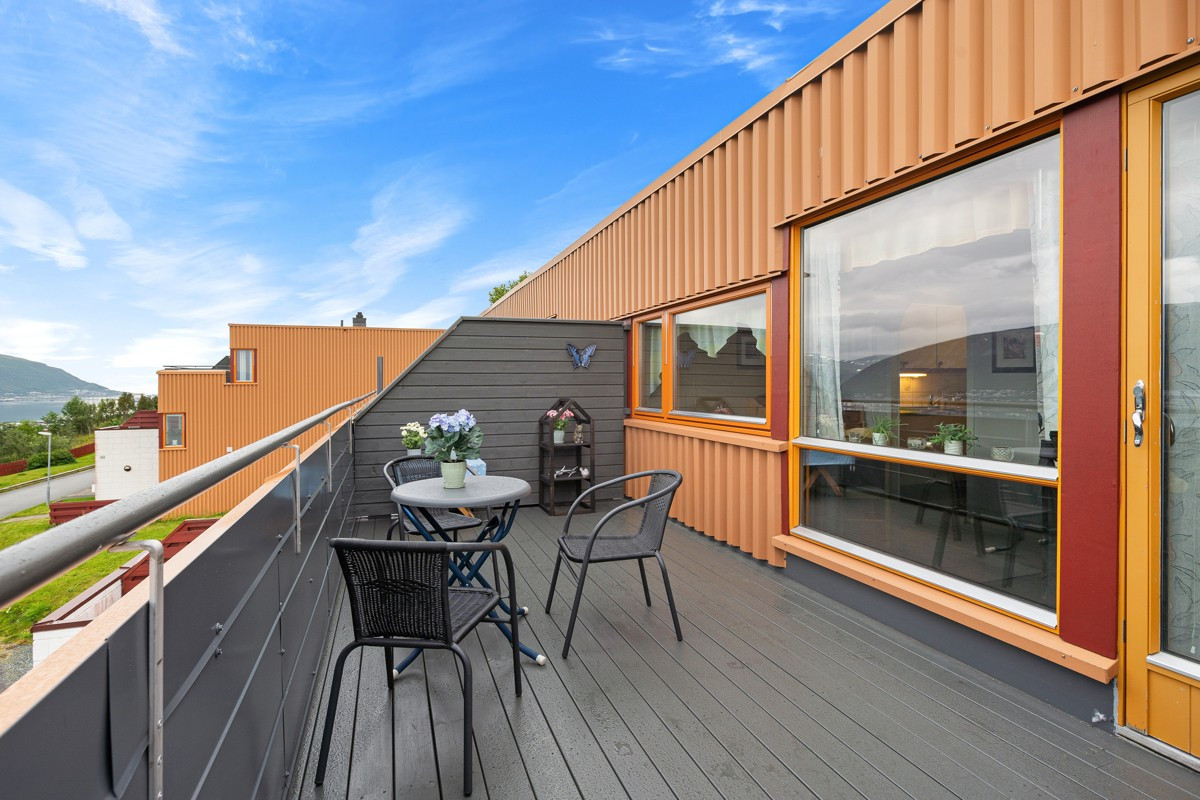 På verandaen er det plass til sittegruppe og grill