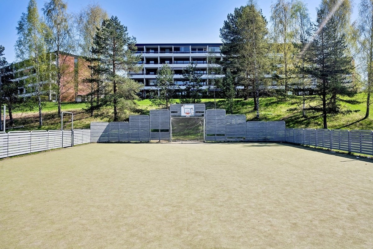 Mærradalen kan også by på ballbinge og gode akebakker om vinteren, et paradis for de minste. Galleribilde