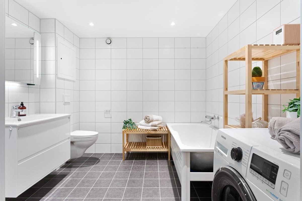 Badet er utstyrt med hvit høyglans servantskap, servant og vegghengt speil med belysning og stikkontakt. Videre har du med innfellbare dører i glass og badekar. Galleribilde